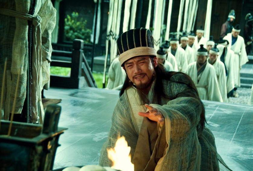 他跪在周瑜灵前,读祭文是声泪俱下,周瑜最忠心的老部将们见到此情此情