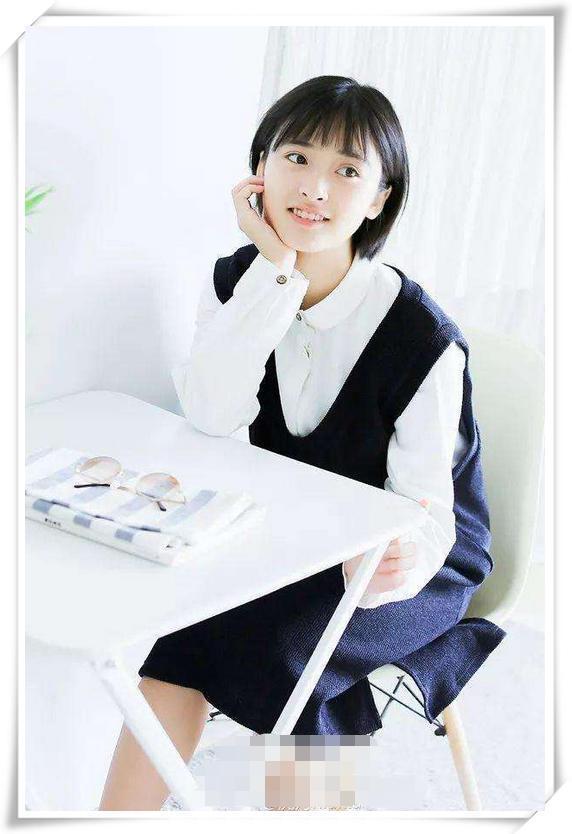 当90斤沈月穿上紧身牛仔裤,网友直呼:辣眼睛!还是换回裙子吧