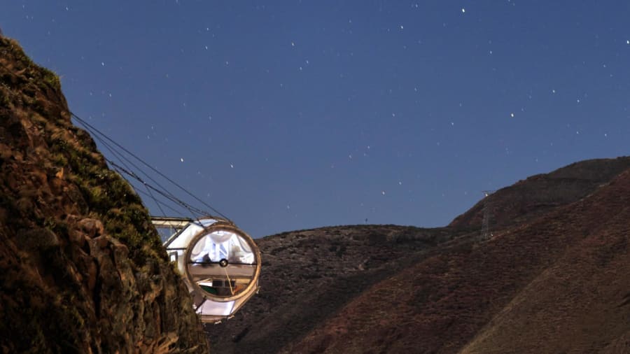 悬崖壁上的胶囊酒店: 床下边就是万丈悬崖, 这酒店你敢住吗?