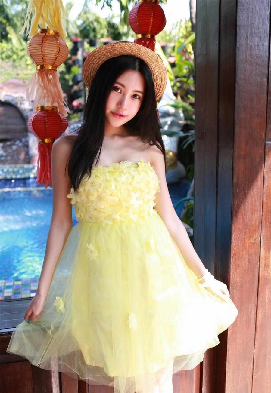 搭配一身黄色薄纱抹胸连衣裙出行, 男友该担心了