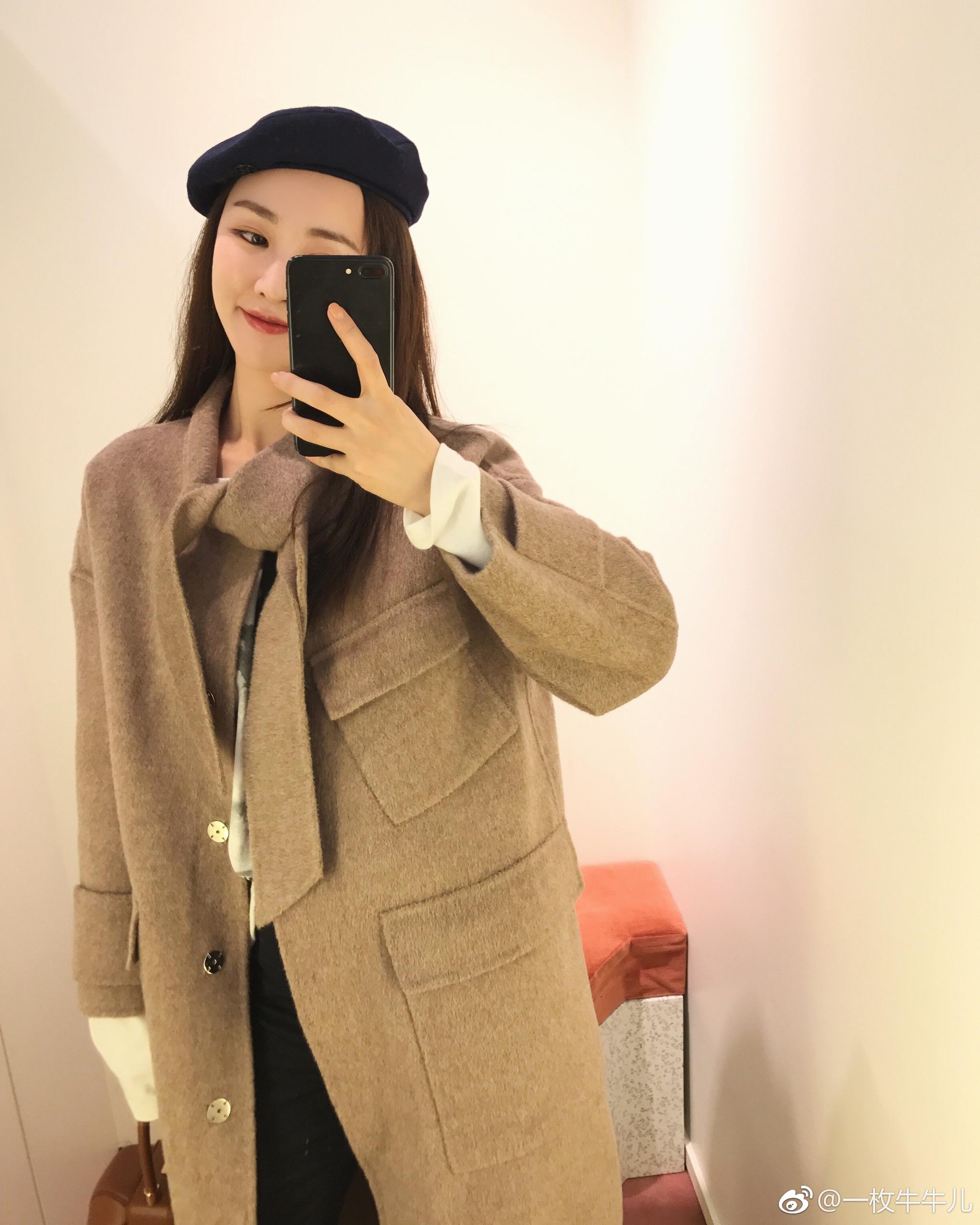 两个美人相伴 色系一样的暖