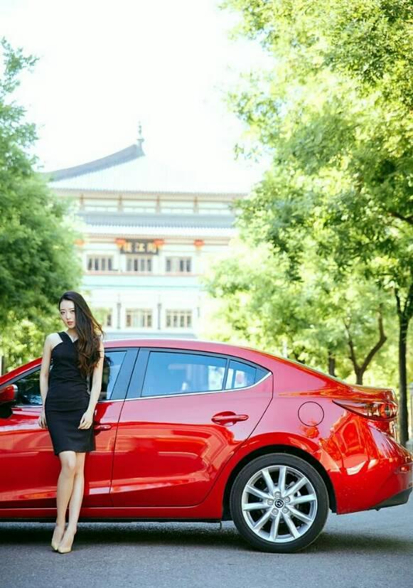 马自达红色昂克赛拉美女模特