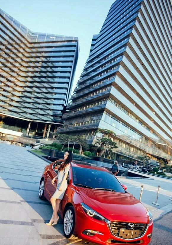 马自达红色昂克赛拉美女模特