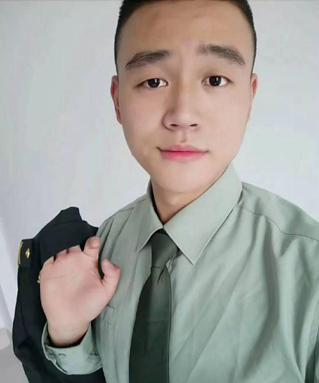 中国军人18岁照片曝光每张都超有看头