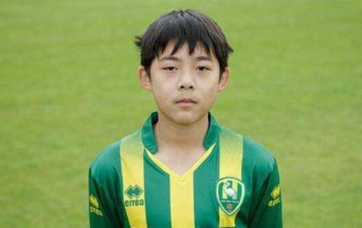 作为前国脚李明的儿子,他于去年正式进入荷甲ado海牙俱乐部u14队并