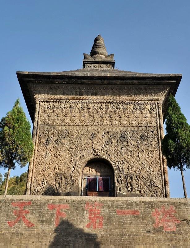 修定寺塔是一座单层砖砌浮雕方塔,通高20 米左右.