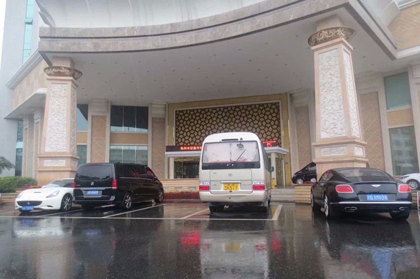这是横店影都宾馆,门口停着法拉利,奔驰商务,丰田中巴和宾利,哪台车是