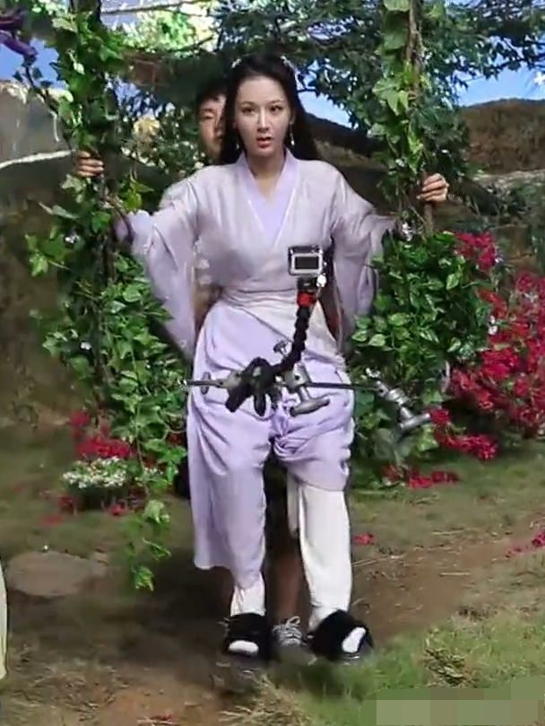 香蜜杨紫荡秋千时的下半身网友这拖鞋是认真的吗