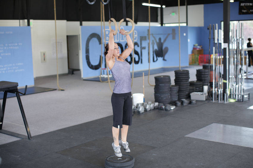 级别:中级 双力臂视频教学: 双力臂动作图解: 1,假握抓住吊环,手掌在