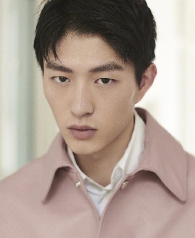 第一男模金大川,小指跟中指一样长,p图师闭着眼弄的?