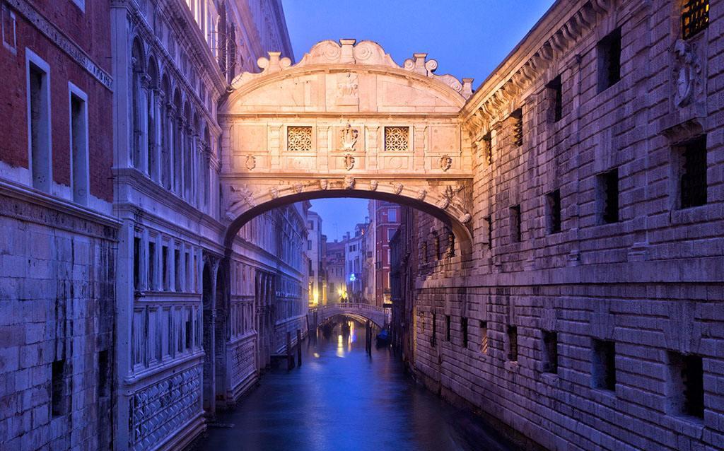 威尼斯叹息桥, 看似雕刻精美的艺术, 却是古代死囚的必经之路