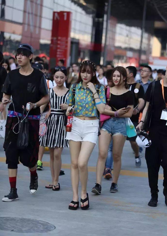 街拍 穿着小衬衫露美腿的小姐姐,穿着青春甜美很抢眼!