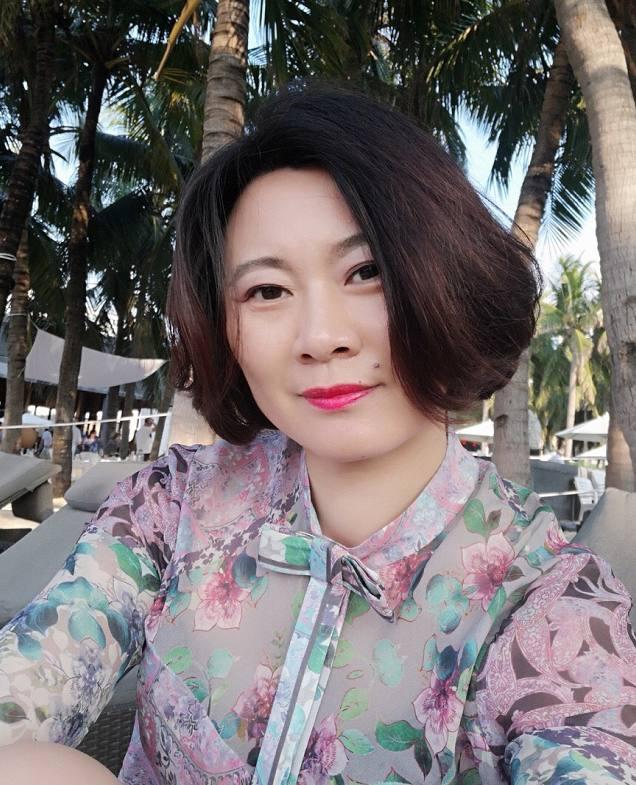 44岁赵海燕一家近照,与老公恩爱20年,儿子颜值高神似苏有朋