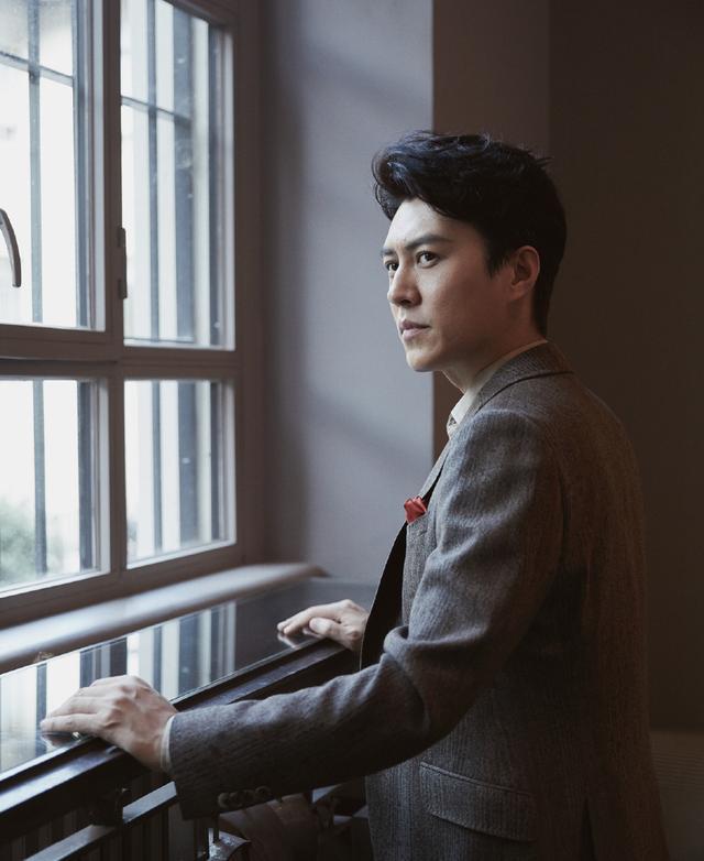 靳东西装革履高贵儒雅,帅气沉稳,彰显成熟男人的魅力