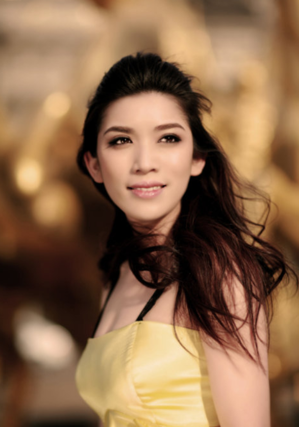 莫丹,来自浙江绍兴,参演电影《山路弯弯》开始崭露头角.