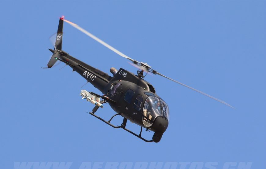 国产直,11wb轻型武装直升机飞行展示犹如精灵舞空