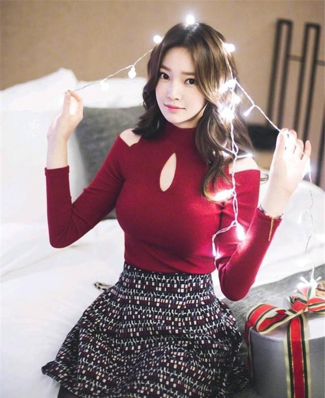 紧致小巧的短裙搭配黑丝, 时尚更有春味