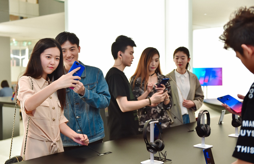 oppo线下体验店人气爆棚用户只为r15星云特别版
