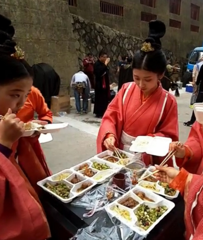 横店影城女群演的一天,风吹日晒工资低,一场被"凌辱"戏才二百