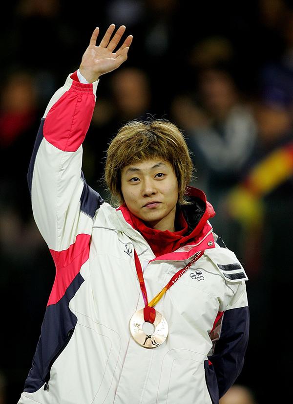 17岁夺得世青赛冠军后,安贤洙被韩国队主教练全明奎召入国家队,从此