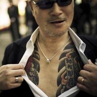 雅库扎主要以贩毒,黄色等为主,表面上年收入1000多亿美元,暗地里