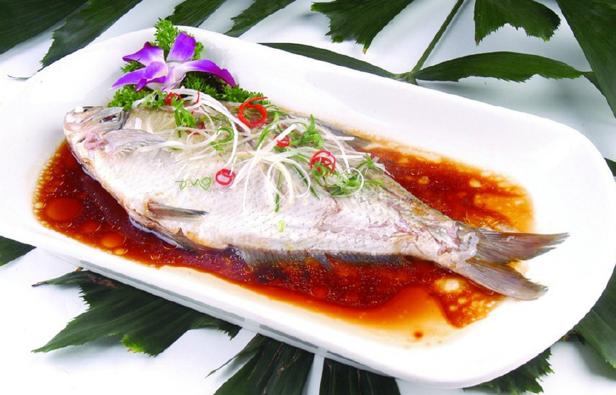 清蒸武昌鱼;其鱼肉细嫩,鱼汤鲜美,吃完之后让人久久不能忘怀,制作方法