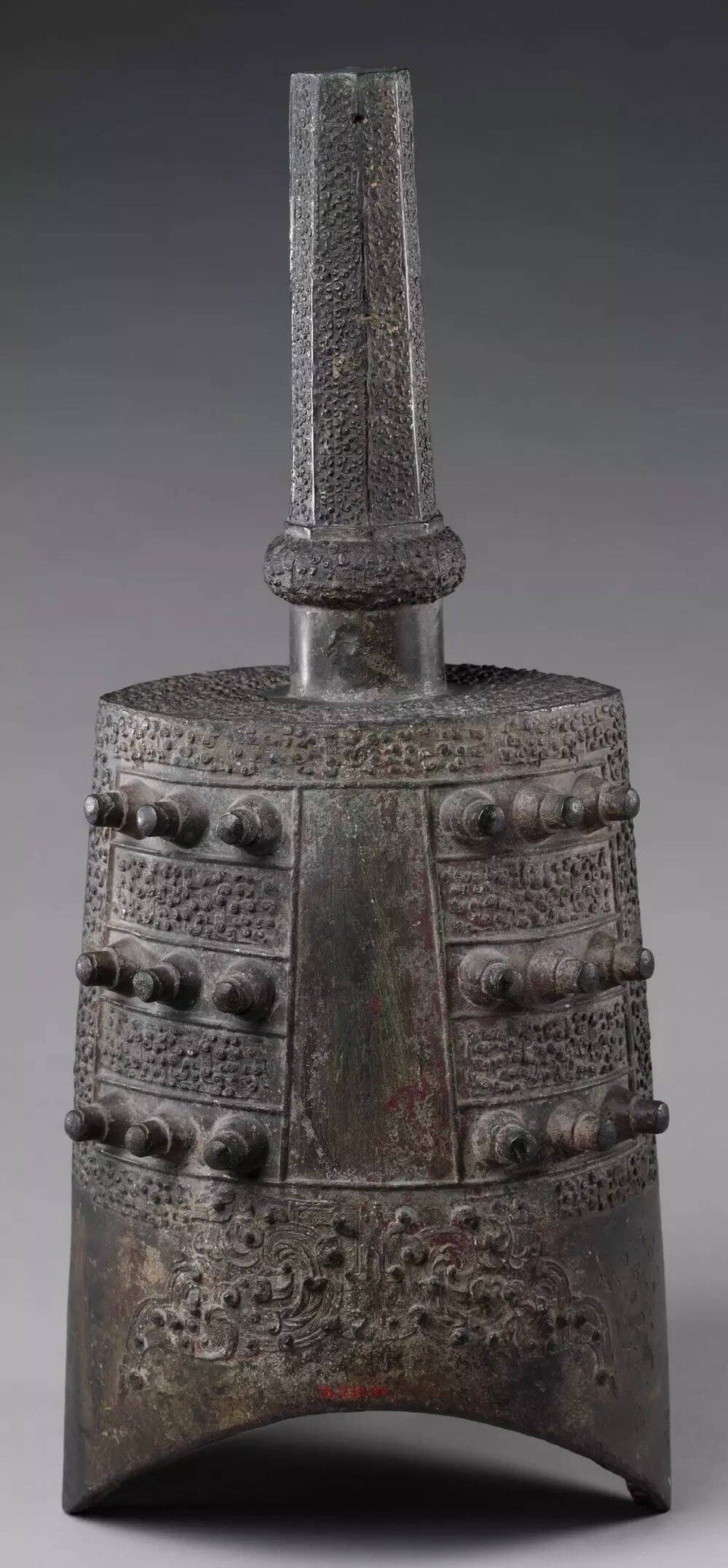 青铜钟，中国古代打击乐器。最有名的为曾侯乙墓出土的编钟_新浪新闻
