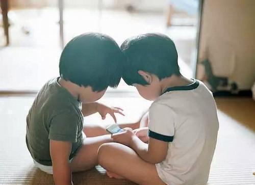 林志颖家的双胞胎又出来"撩妹"了, 大宝与二宝们相处的这么和谐