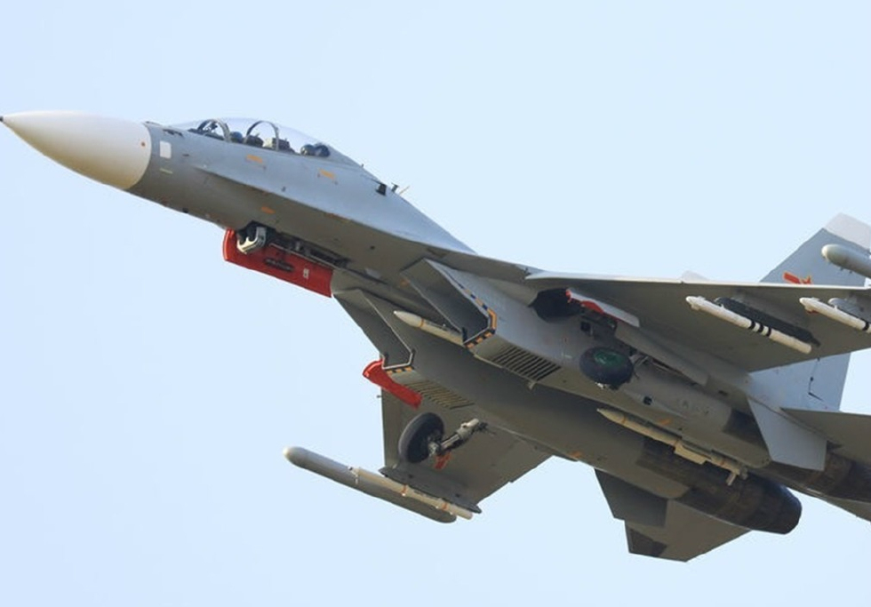 中国海军航空兵苏-30mkk战斗机挂弹出航.