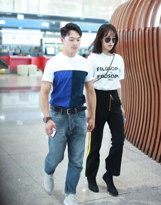 蓝盈莹穿高腰裤不得了腿都快到男友的胸了网友秀腿就服你