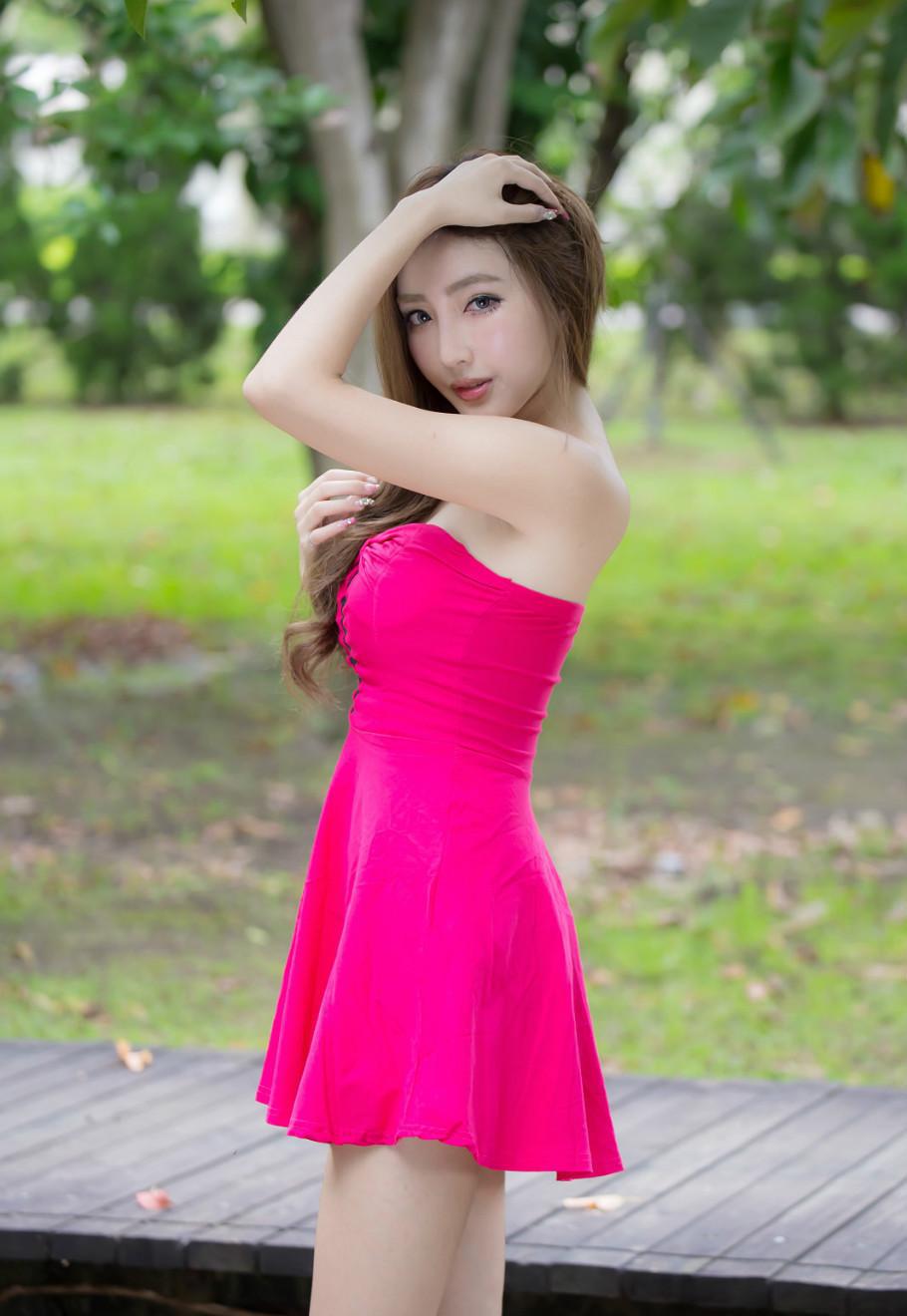 二、粉色连衣裙：春日里的一抹色彩