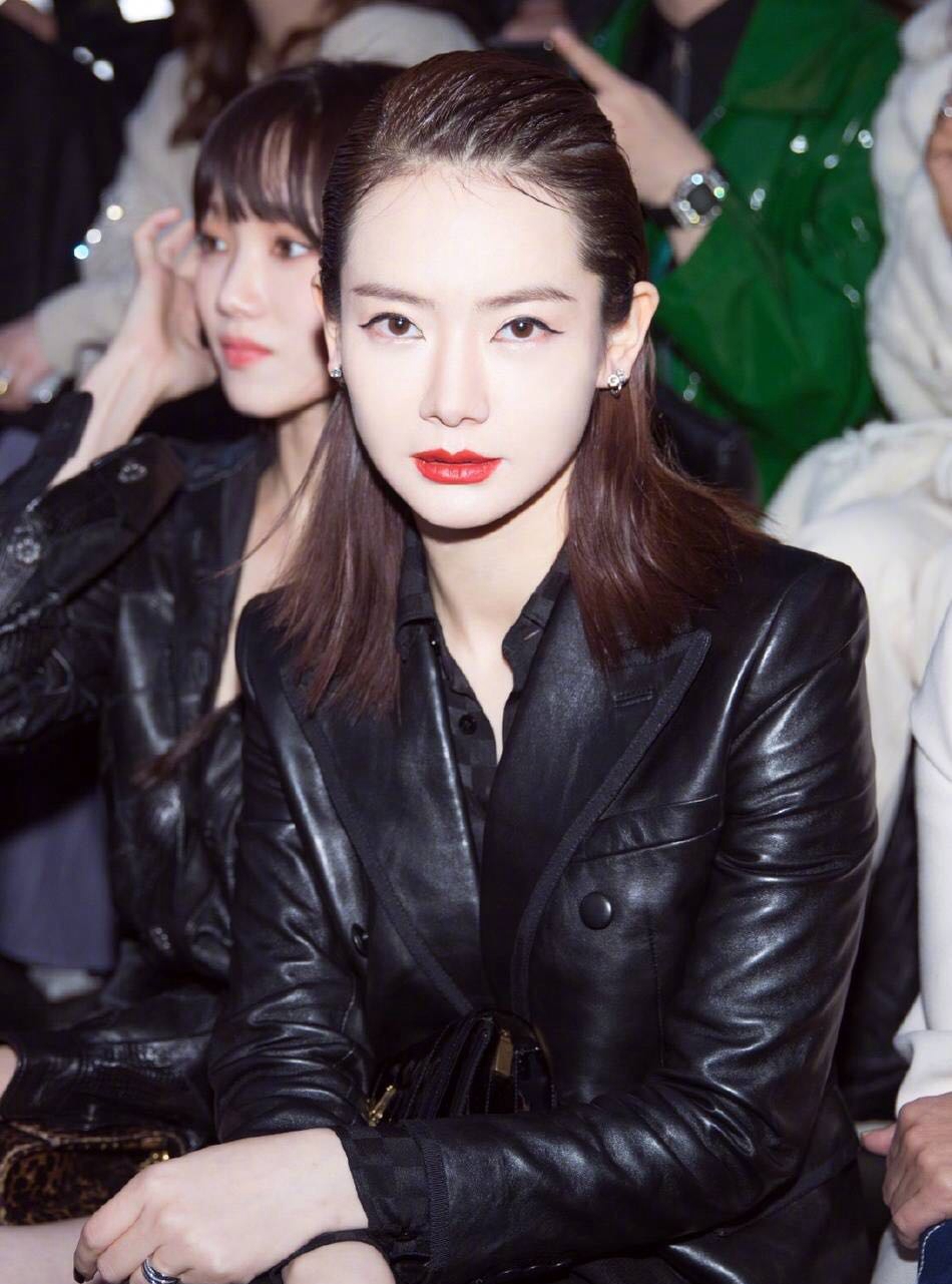 戚薇解锁时装周新发型,剪刘海大变样,霸气"戚哥"秒变萌妹!