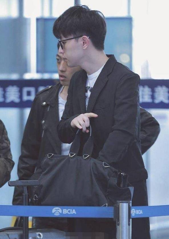 邓伦发福了?一身黑走机场侧脸圆润,嘟嘴卖萌挤出双下巴了!