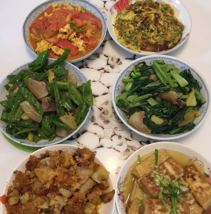 朋友来家里做客,我给他们大展了厨艺,他们都吃的很满足