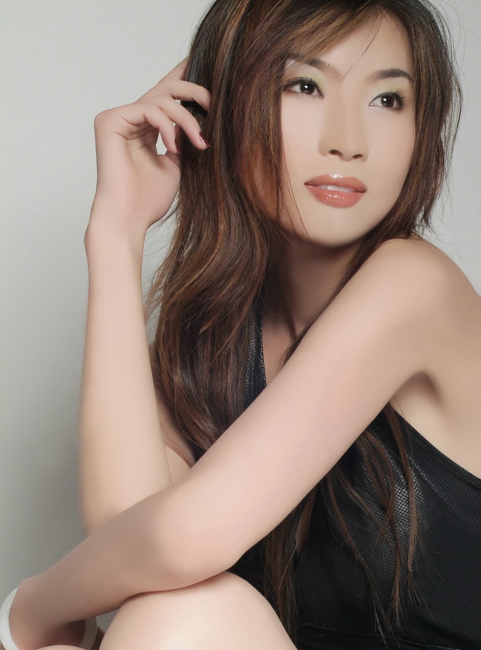 一个那长发飘逸的青涩美丽女子