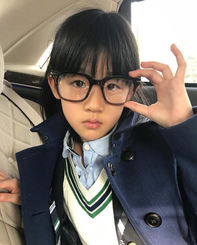陆毅女儿贝儿是个段子手,戴上眼镜就是个小陆毅
