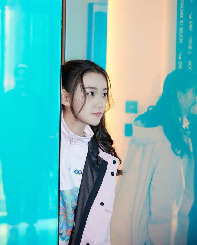 蒋依依一身粉嫩运动休闲装出席活动,扎双马尾清纯可人!