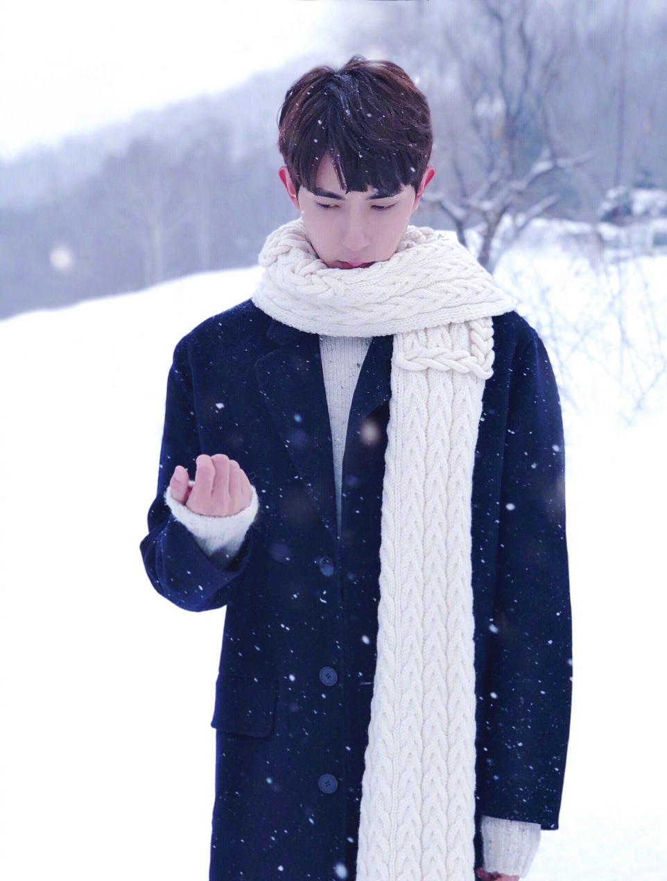 于朦胧变"白衣王子",衬衫被谁蹂躏了?拉低整个身份档次