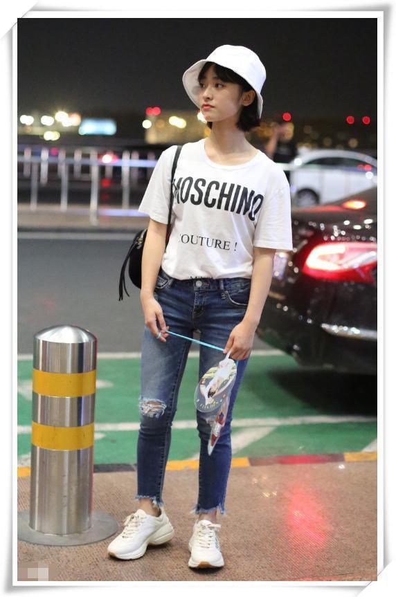 当90斤沈月穿上紧身牛仔裤,网友直呼:辣眼睛!还是换回裙子吧