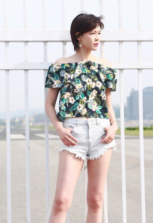 李艾身材印花上衣,经典的短款永不过时,露肩的设计展示出她完美的肩部