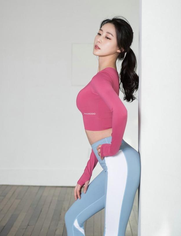 青春靓丽的打底裤美女双腿纤细紧致身材无可挑剔