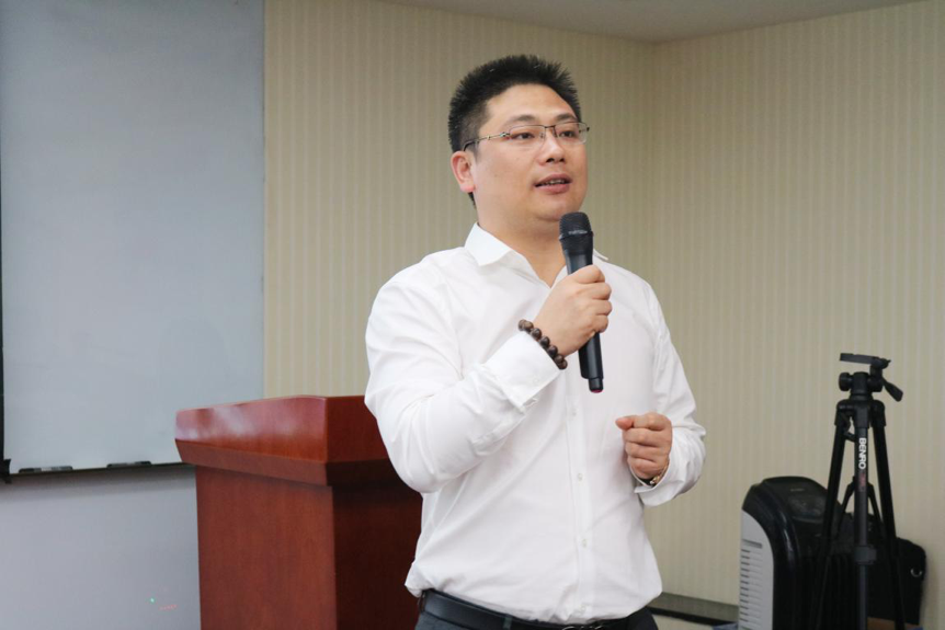 执行总裁唐罡 在听完实业端大健康产业的述职后,银来集团总裁夏小平说