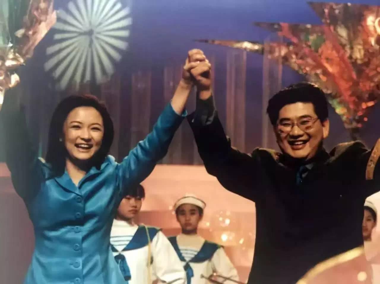 她是著名美女主持人,嫁给神秘美籍老公,如今47岁幸福成这样
