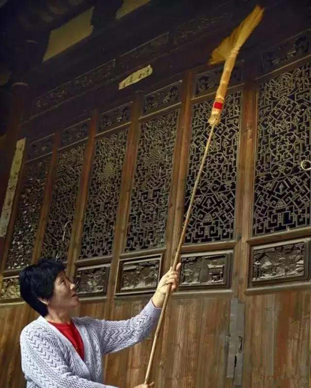 清洗各种器具,拆洗被褥窗帘,洒扫房间庭院,掸拂尘垢蛛网.