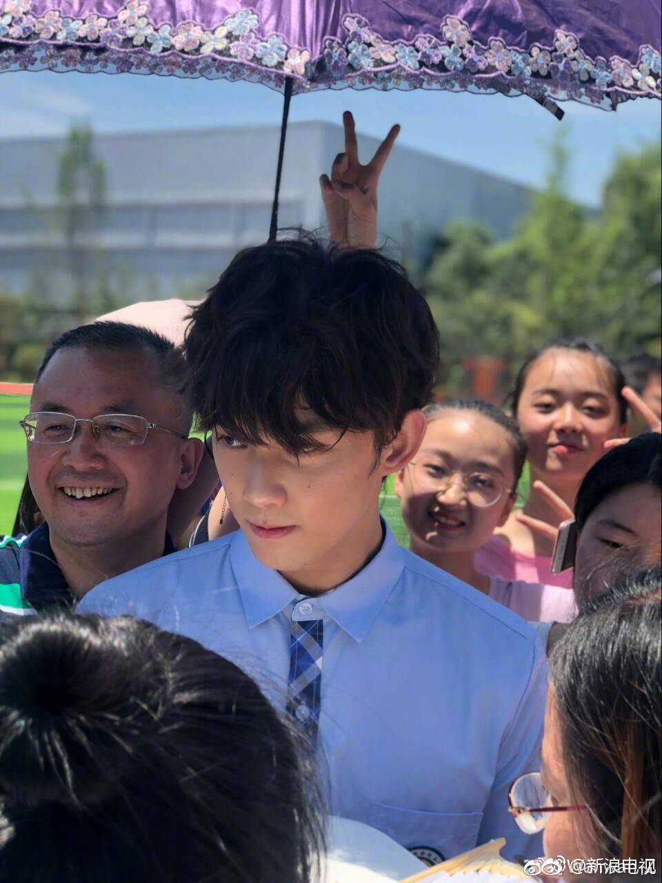 吴磊参加毕业典礼 穿校服与同学合拍毕业照