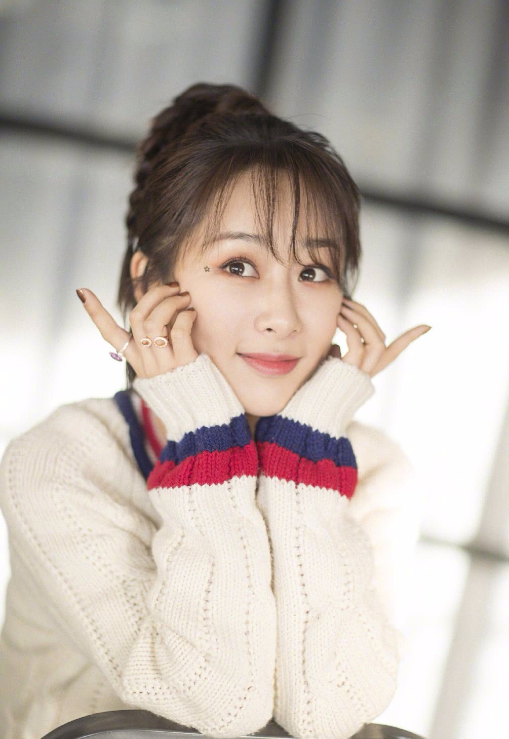 杨紫瘦身成功,休闲时尚装打扮双腿都要成麻杆了,脸也小一圈