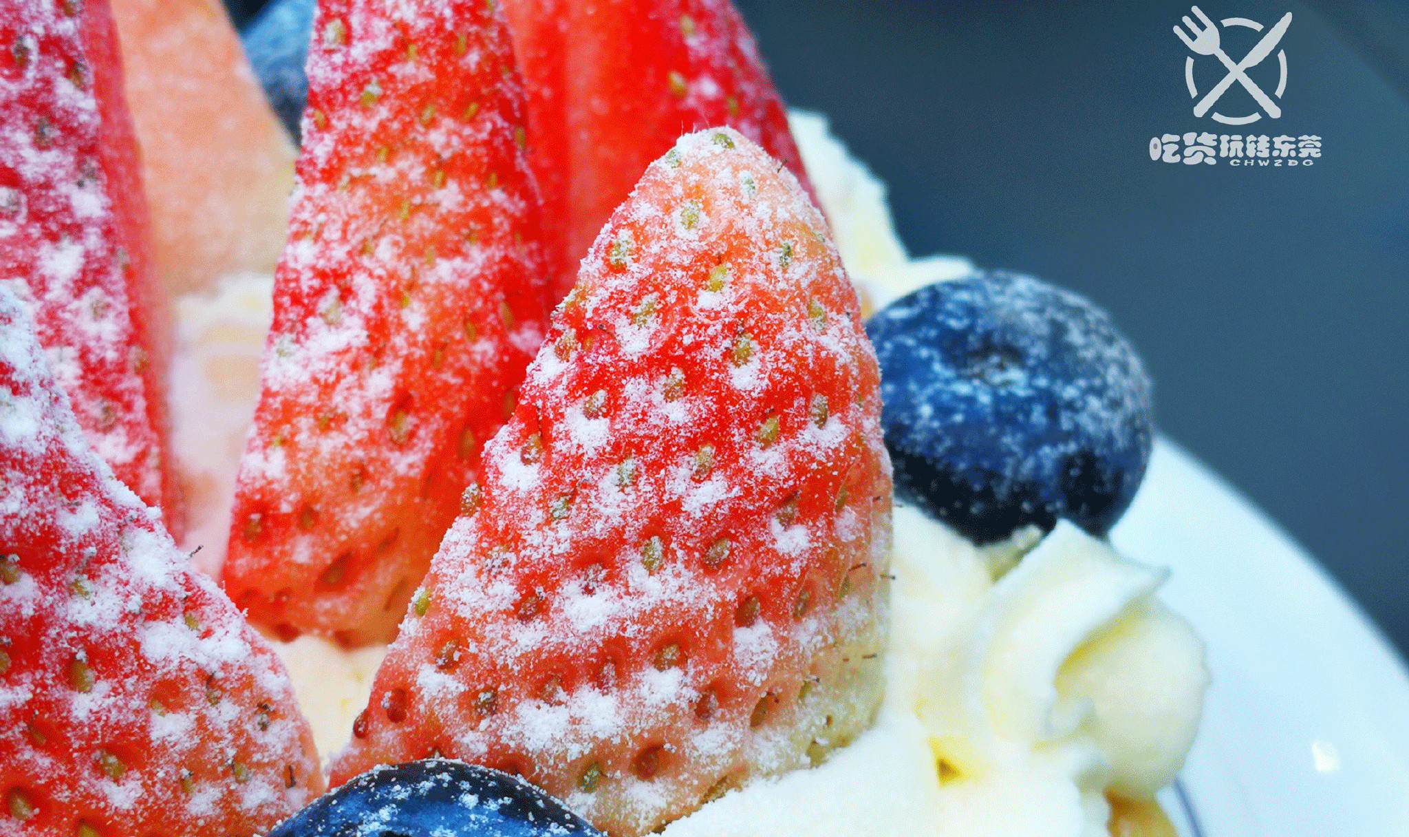 另外小雅还发现,草莓上被撒上 轻薄的糖霜,不仅颜值高了,草莓吃起来会