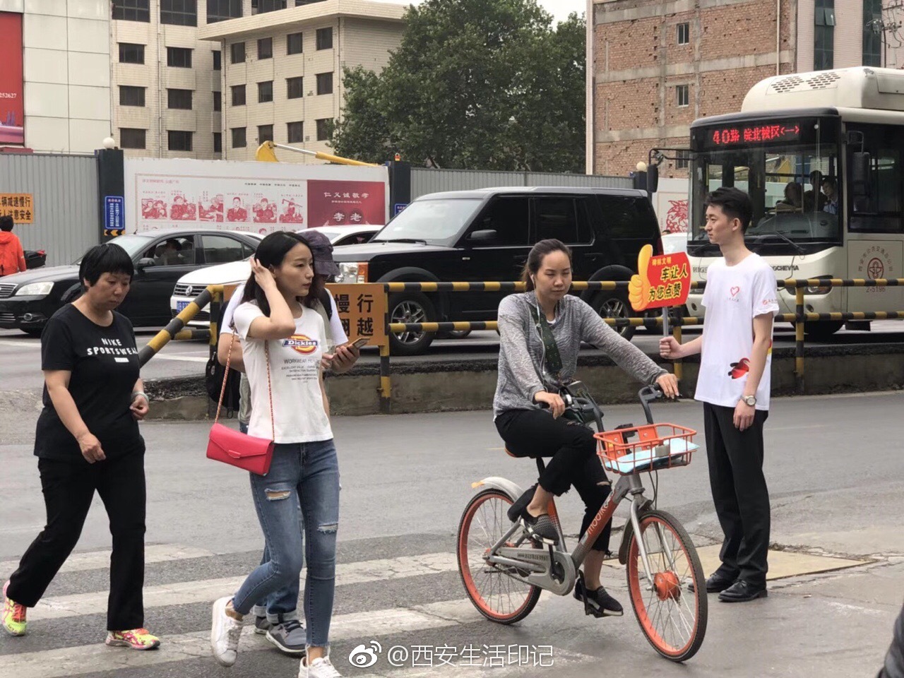 浙商银行举办"车让人,人快行,为您点赞"主题活动