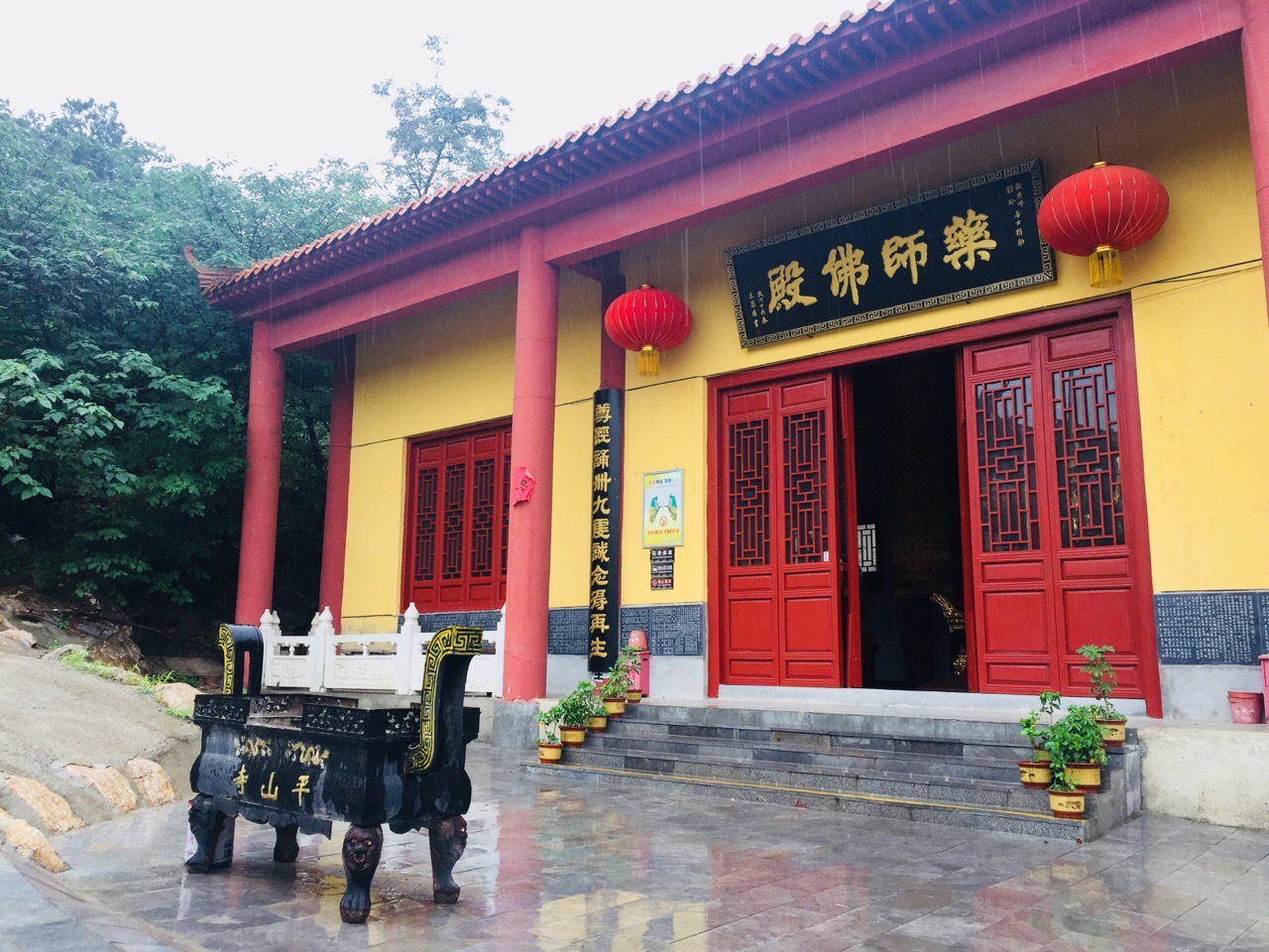 下午,小雨绵绵,佛学网一行人拜访徐州市平山寺