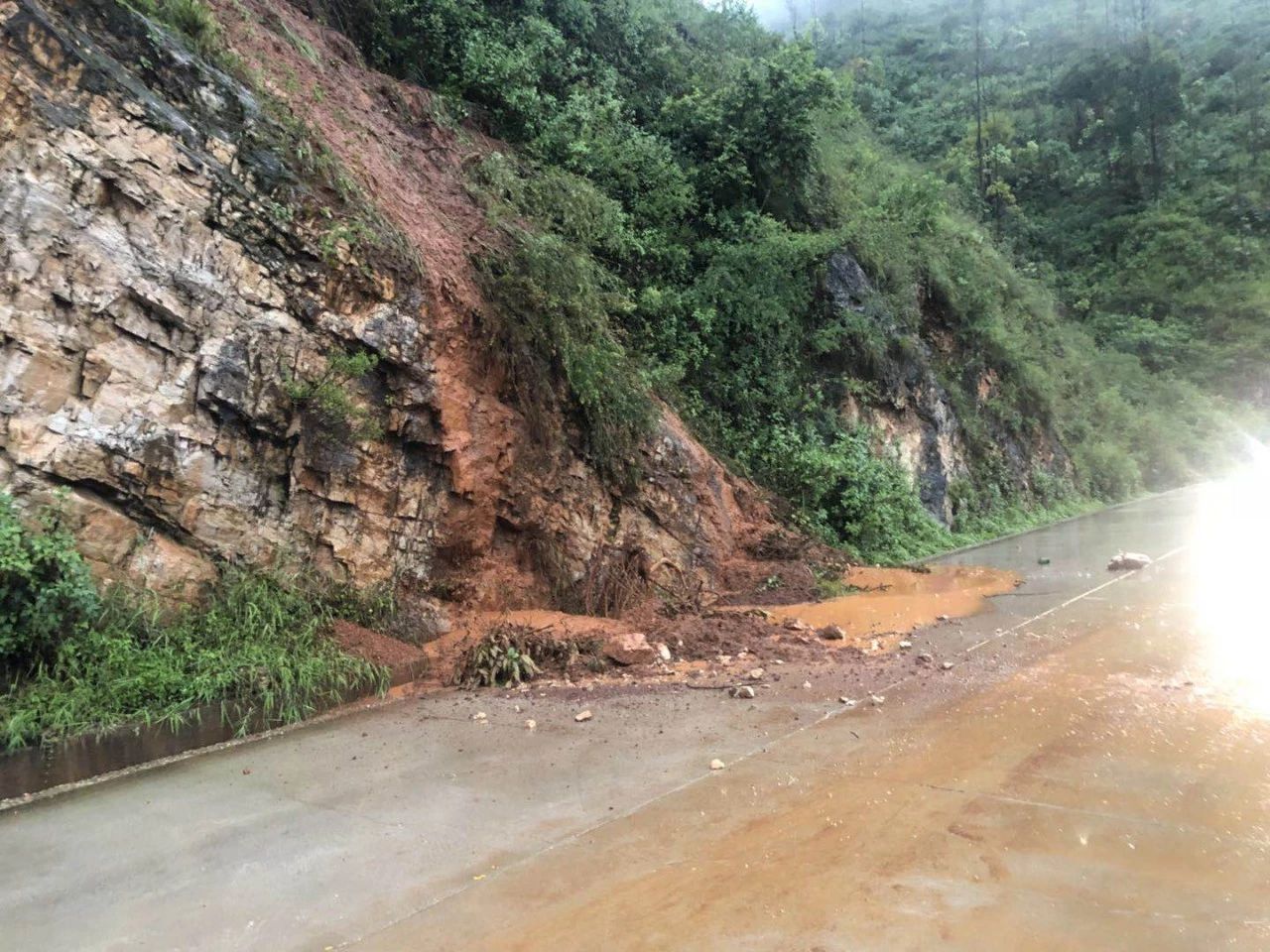 近日,玉溪持续降雨,引发泥石流,塌方……出行需小心!